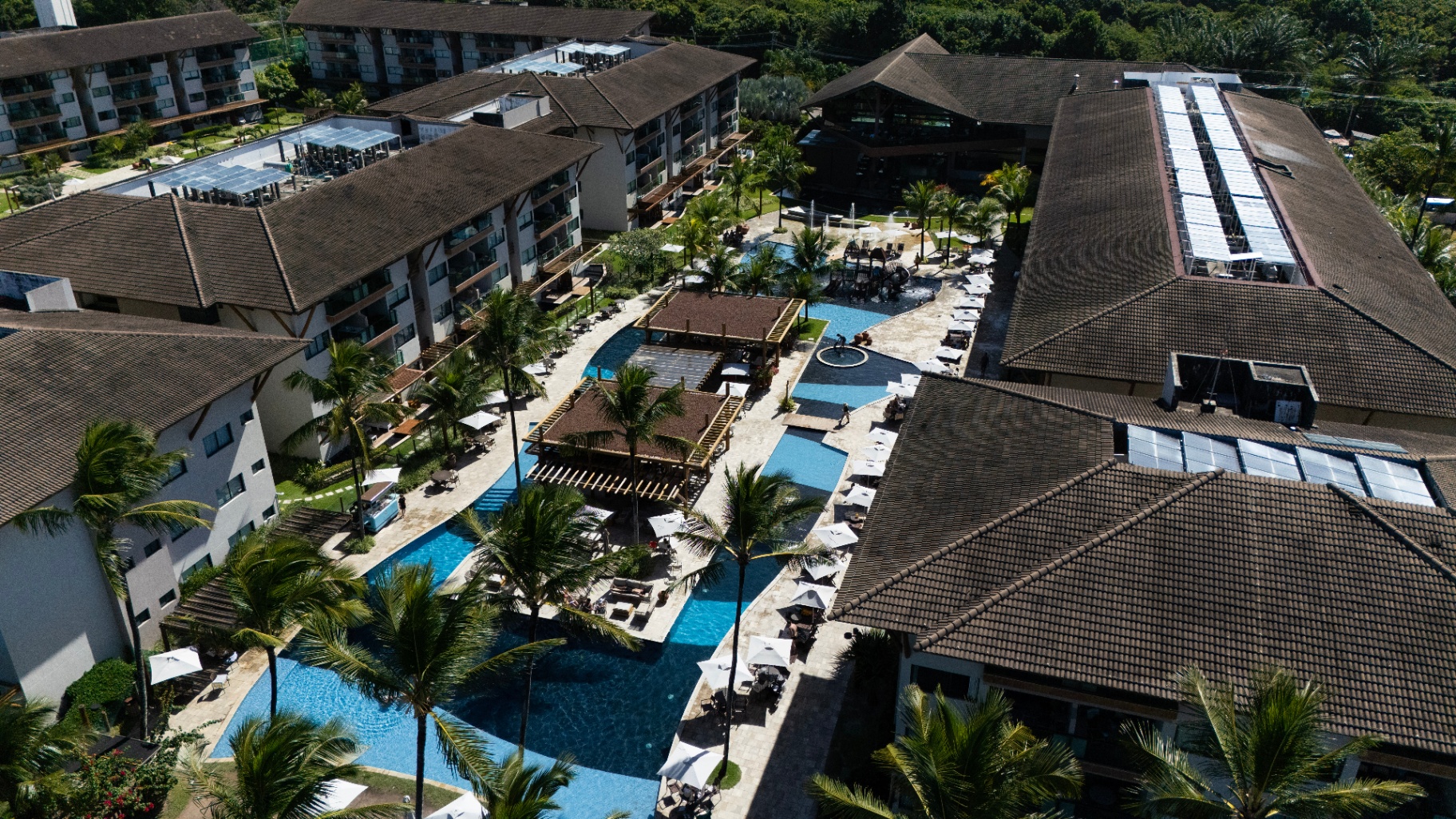 Vista aérea da piscina central do resort à beira do lago