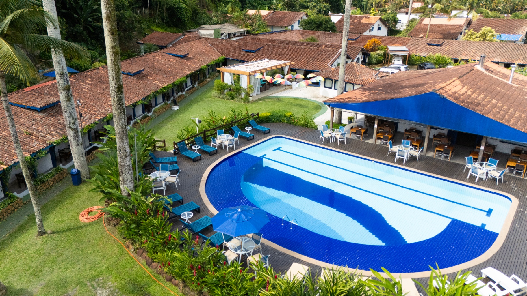 Vista aérea de pousada com grande piscina azul