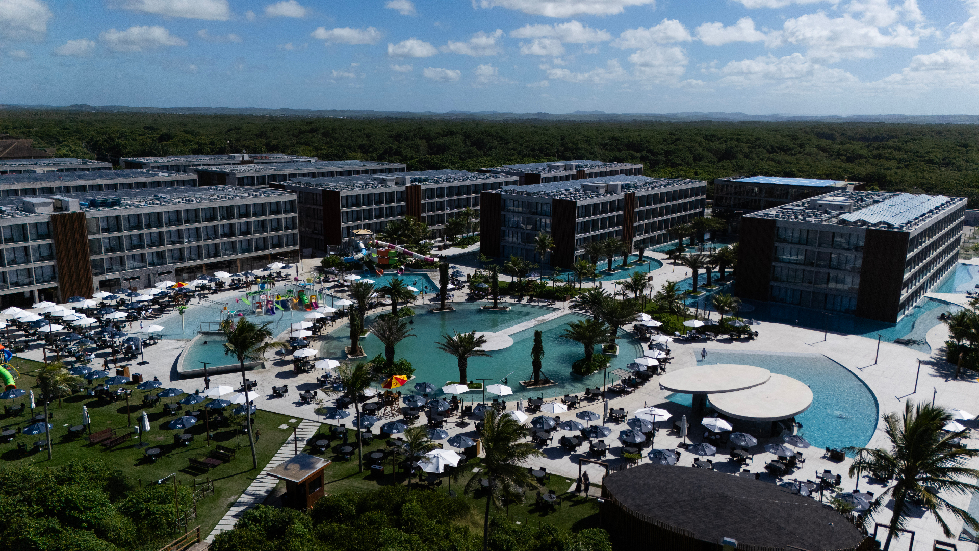 Vista panorâmica do resort com parque aquático