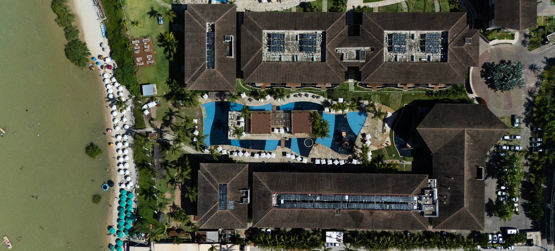 Vista aérea de resort com piscina e beira-mar