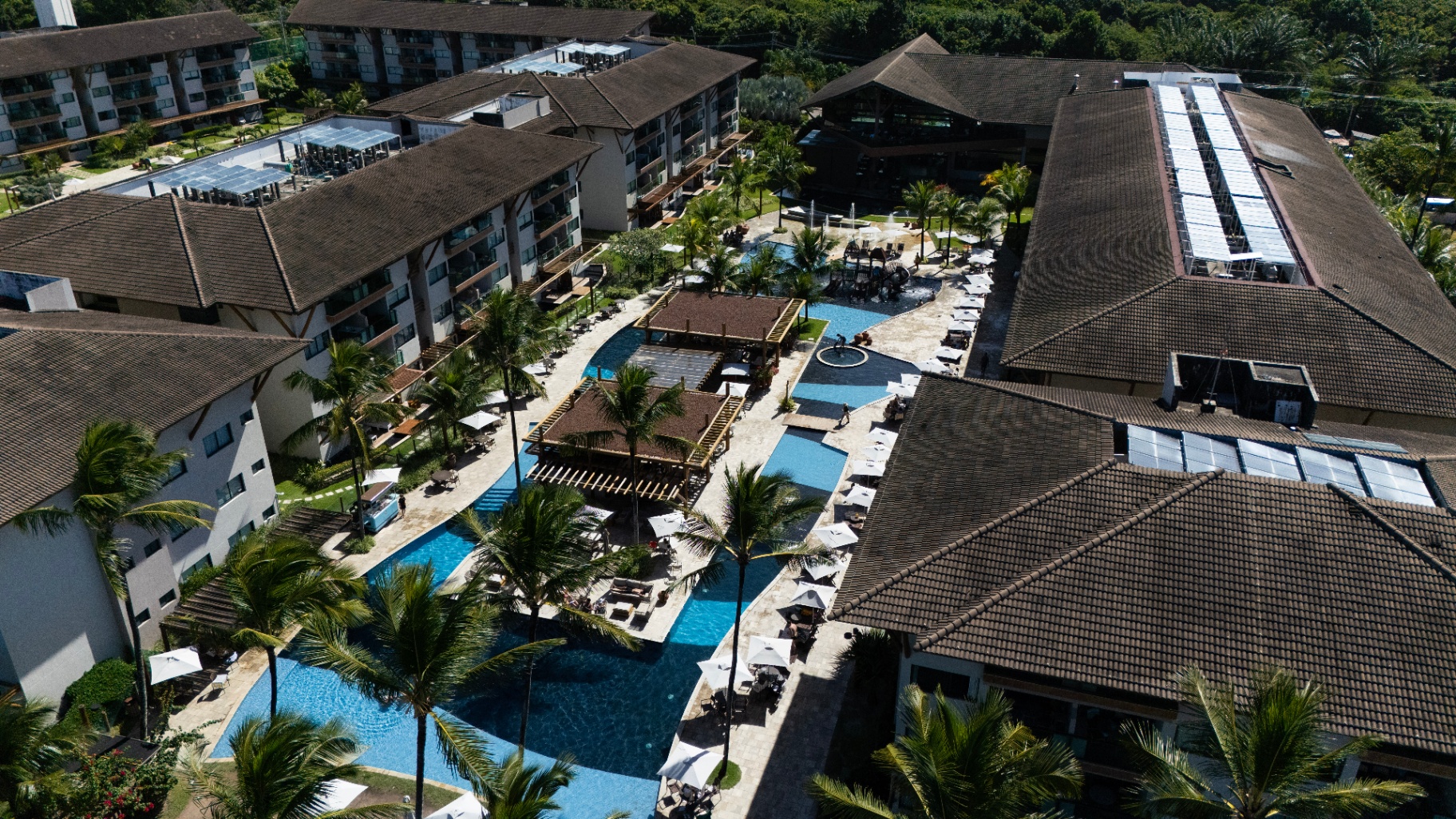 Vista aérea de resort premium com piscinas