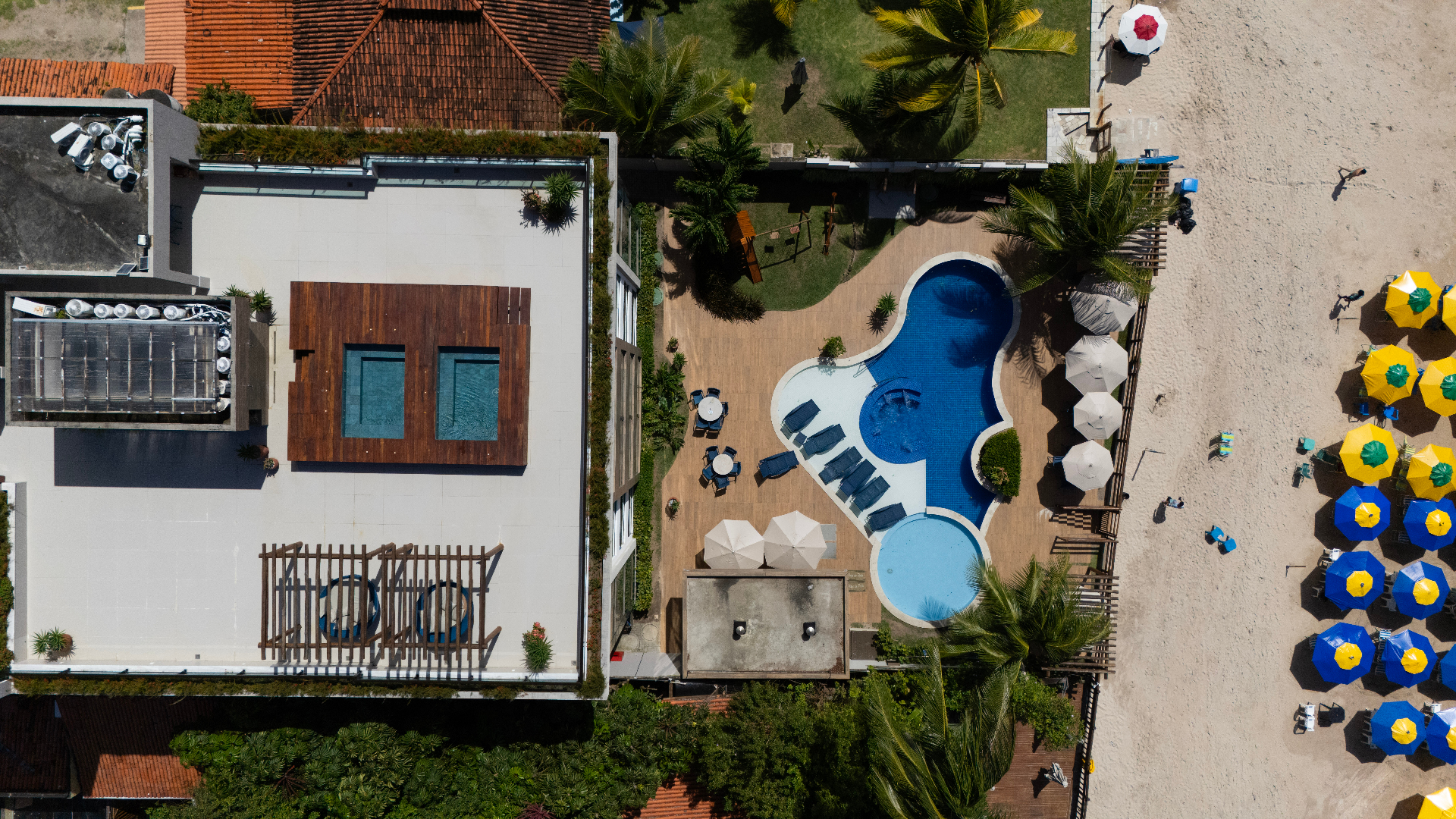 Vista aérea vertical de vilas com piscinas privativas