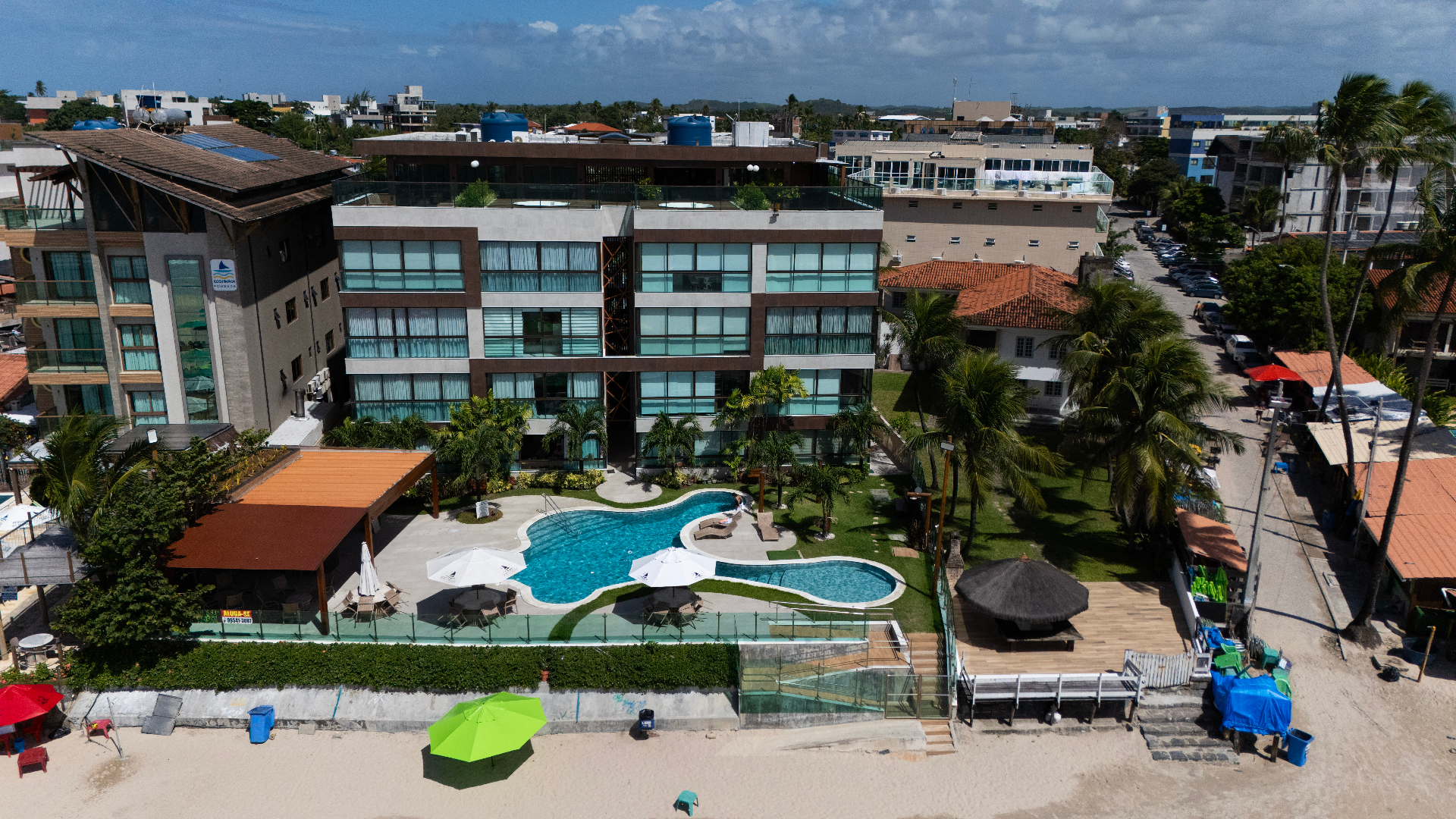 Projeto em destaque — vista aérea de resort com piscina
