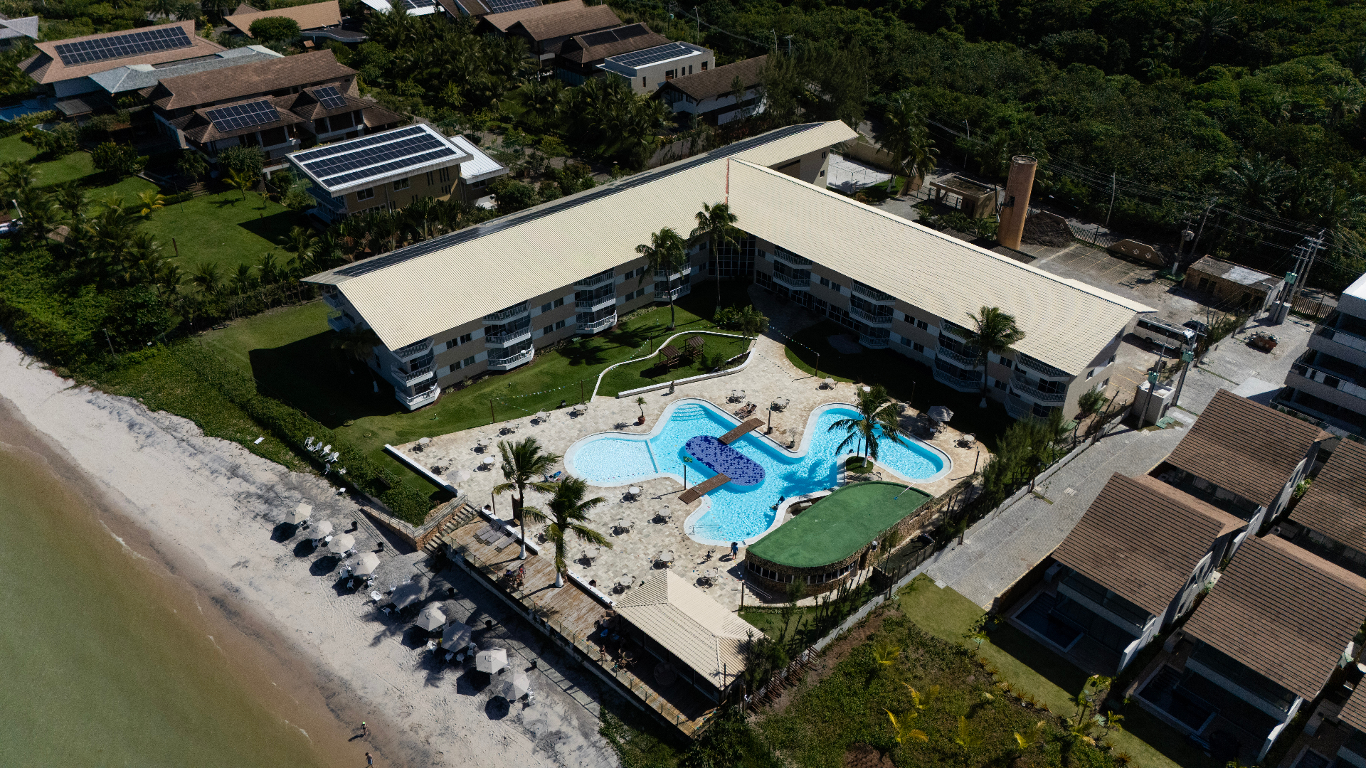 Vista aérea de hotel à beira-mar